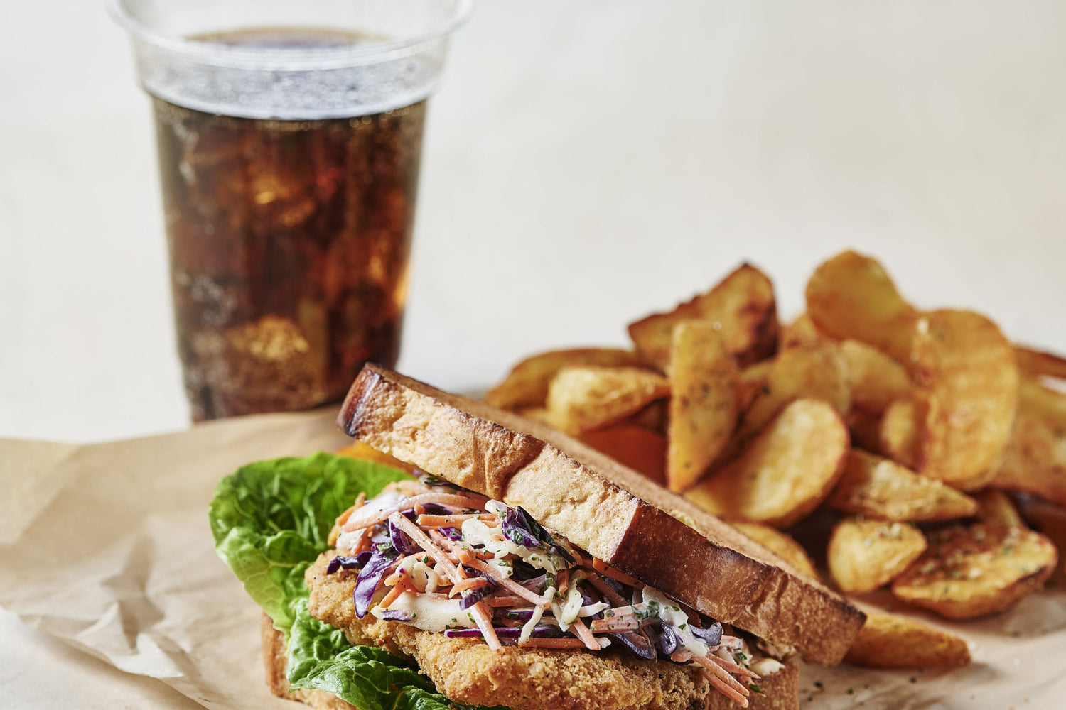 Chicken Sandie, Kartoffeln und eine Cola.