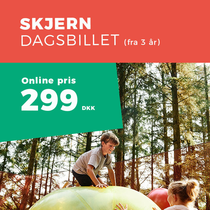 To børn leger i et stort net i WOW PARK. En dreng og en pige.