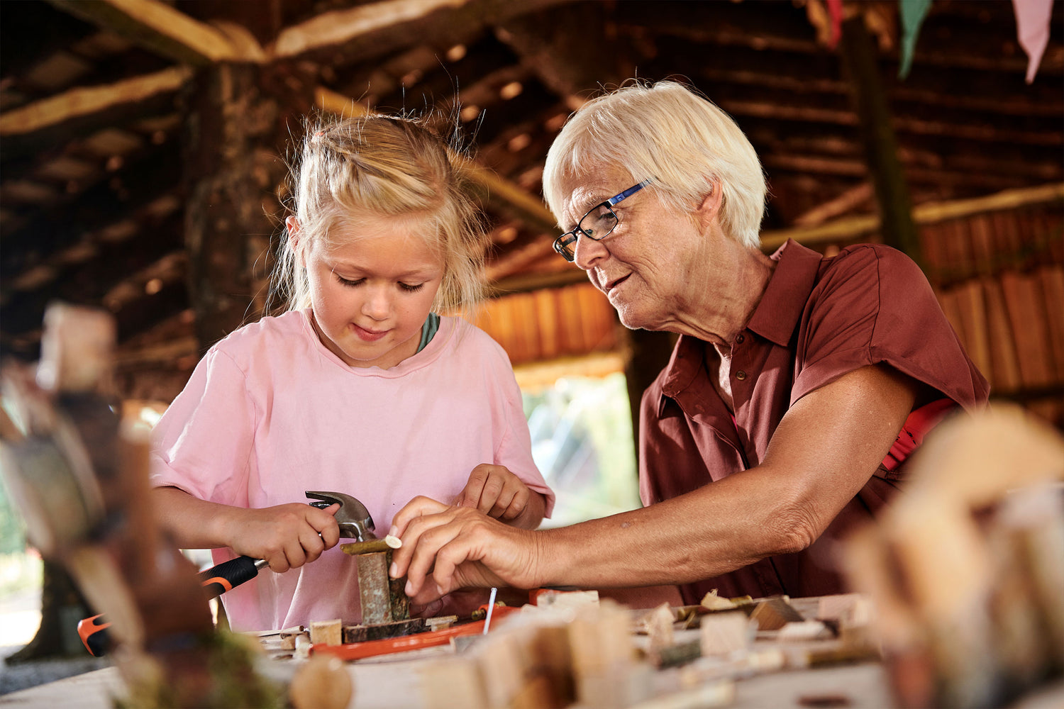 Bedstemor og barnebarn hygger sig med at lave krea-ting i WOW PARK Billund