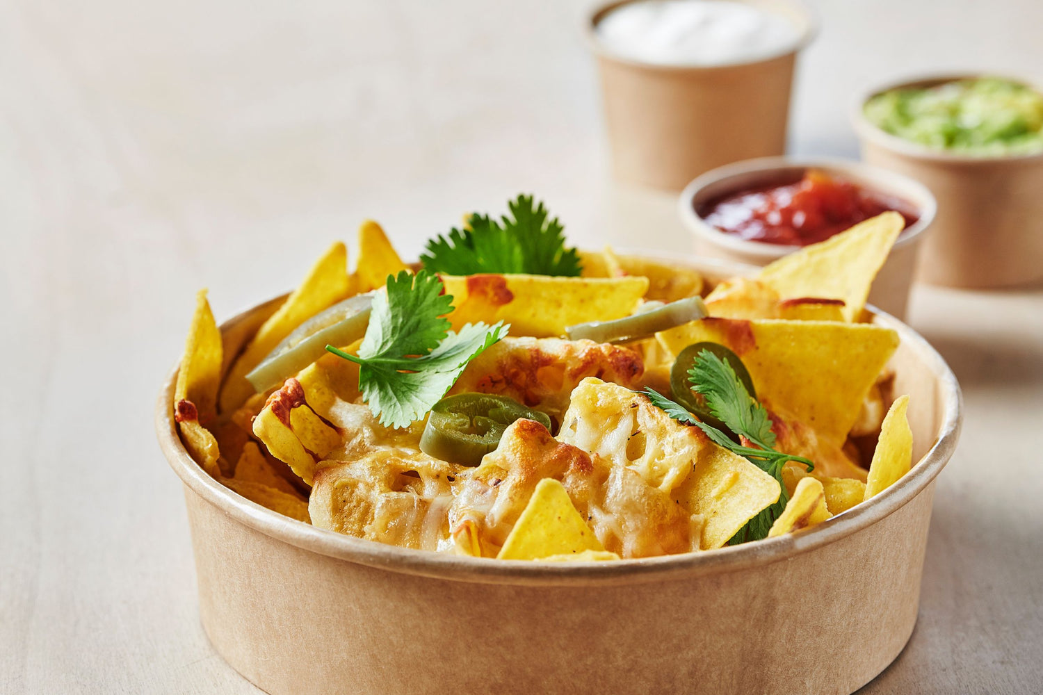 Nachos mit Dip im Hintergrund.