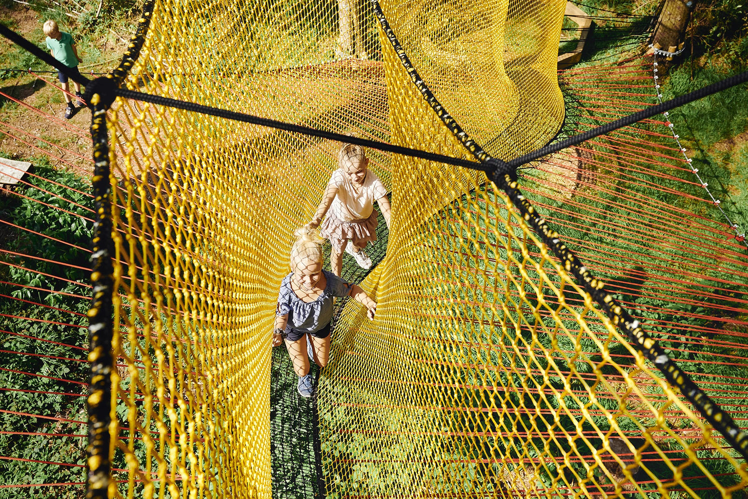 To børn i gult net i WOW PARK Billund