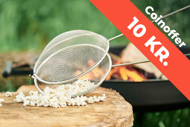 Popcorn og popcornnet på et stykke træ.