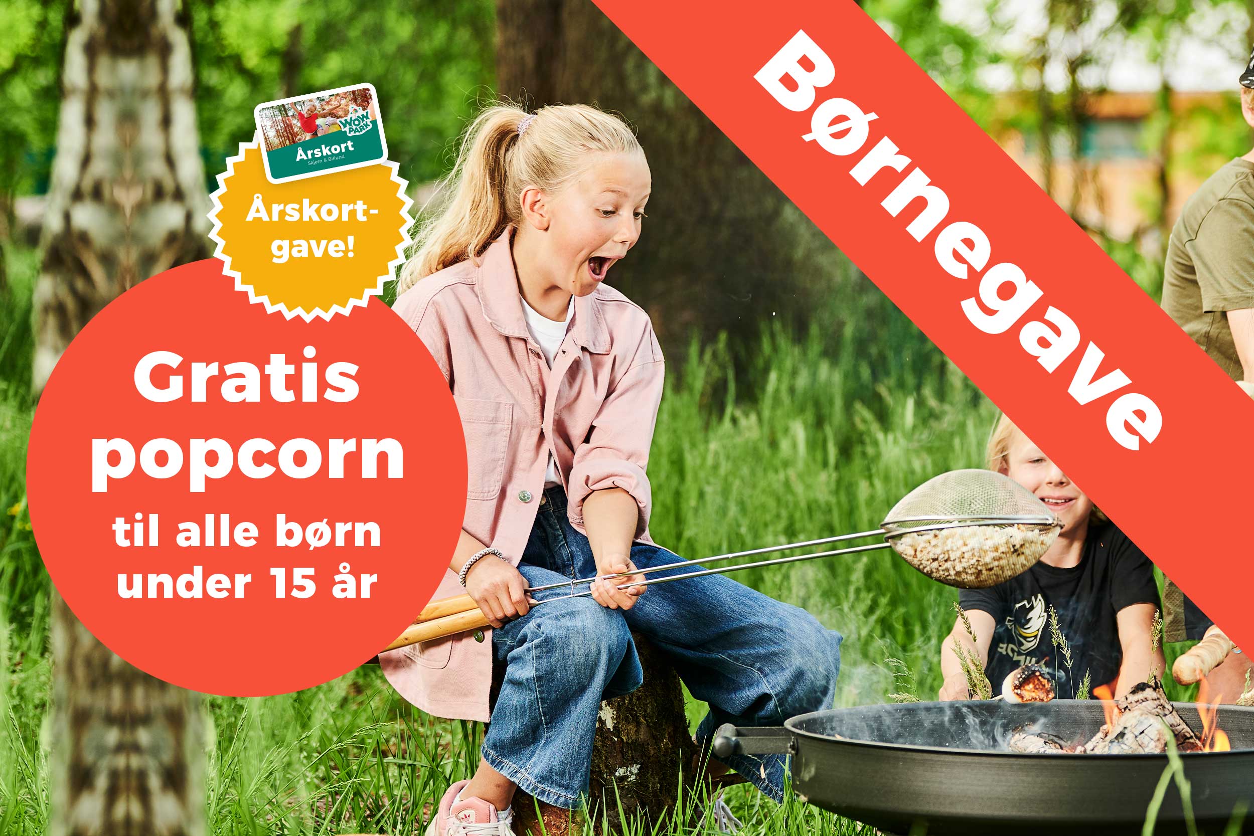 Man ser nogle børn, som sidder ved bålet i WOW PARK og tilbereder popcorn.