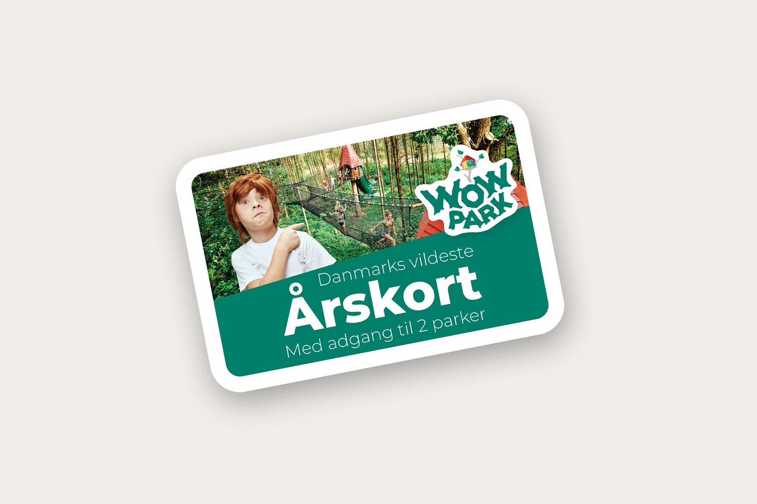 En dreng, som peger mod netgangbroerne i WOW PARK.