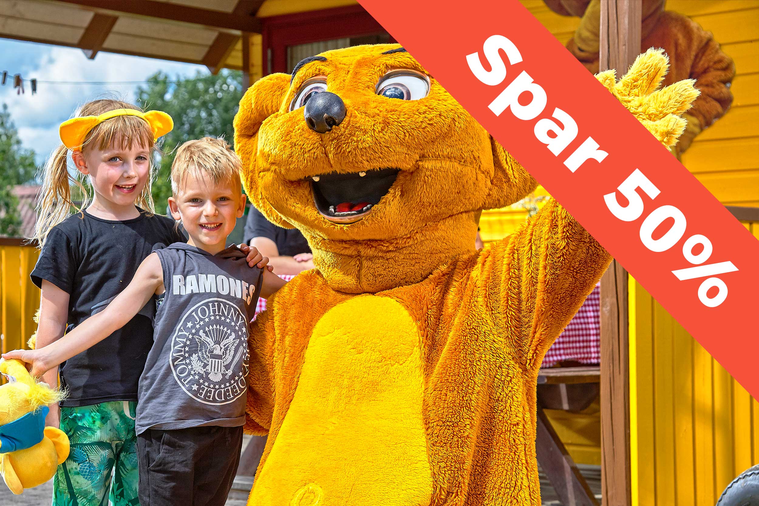 Børn og "maskot" i Jesperhus Feriepark.