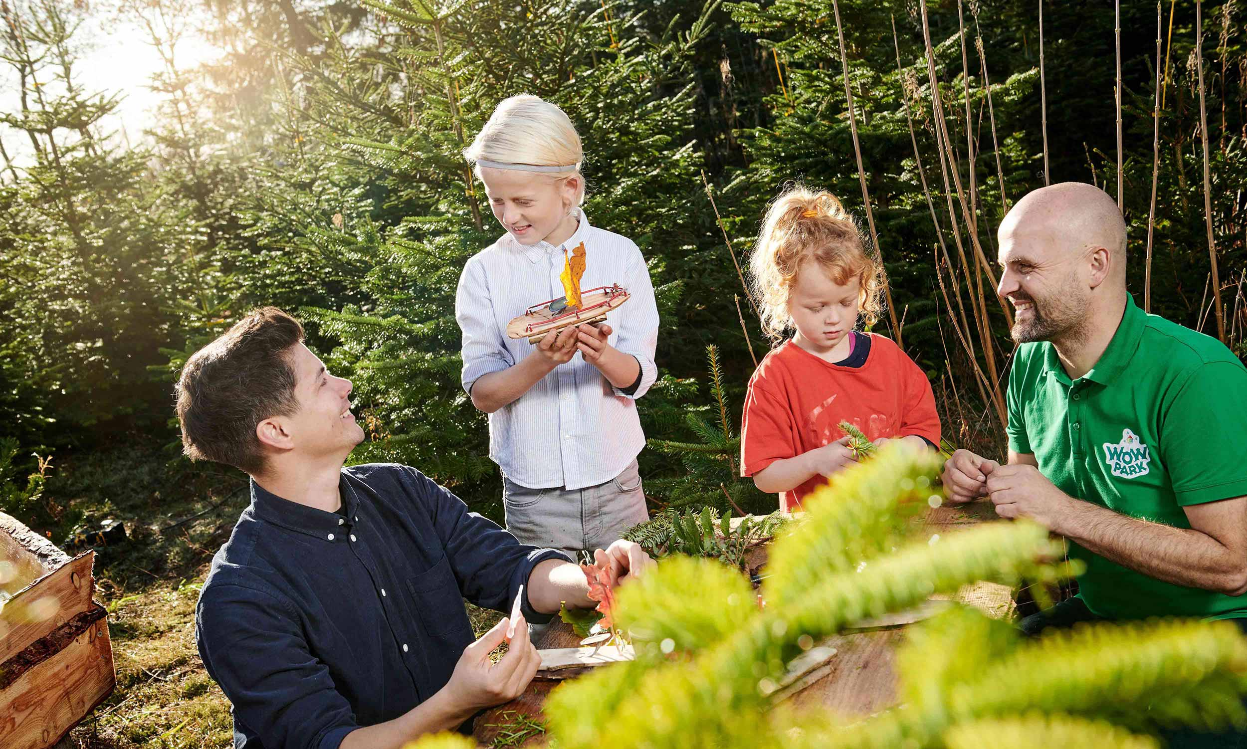 Kinder und Erwachsene genießen gemeinsam ihre Zeit im WOW PARK. Ein Junge, ein Mädchen und zwei Männer.