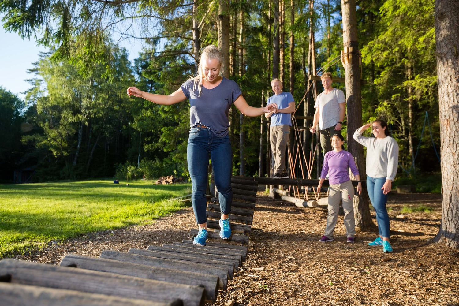 Ung kvinde går på en forhindingsbane 