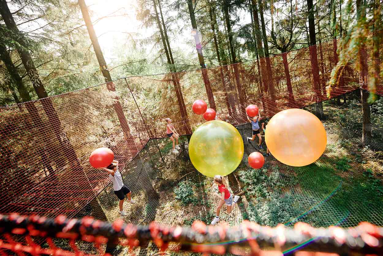 Børn leger med bolde i stort net i WOW PARK
