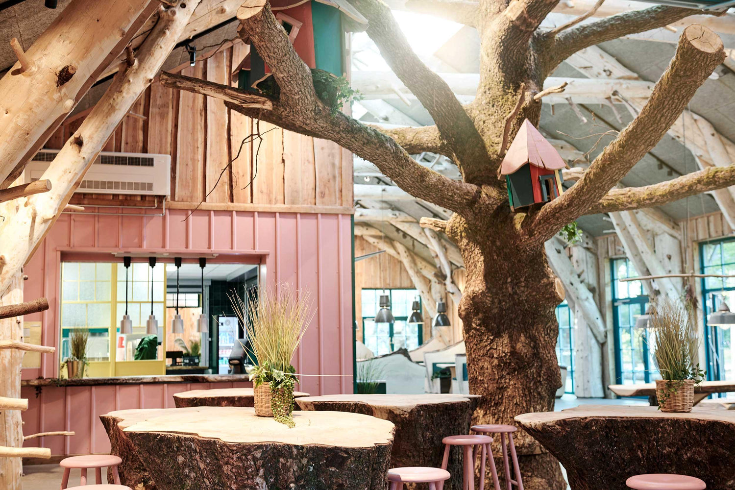 The food court Madladen in Billund, with a tree that can rotate in the foreground.