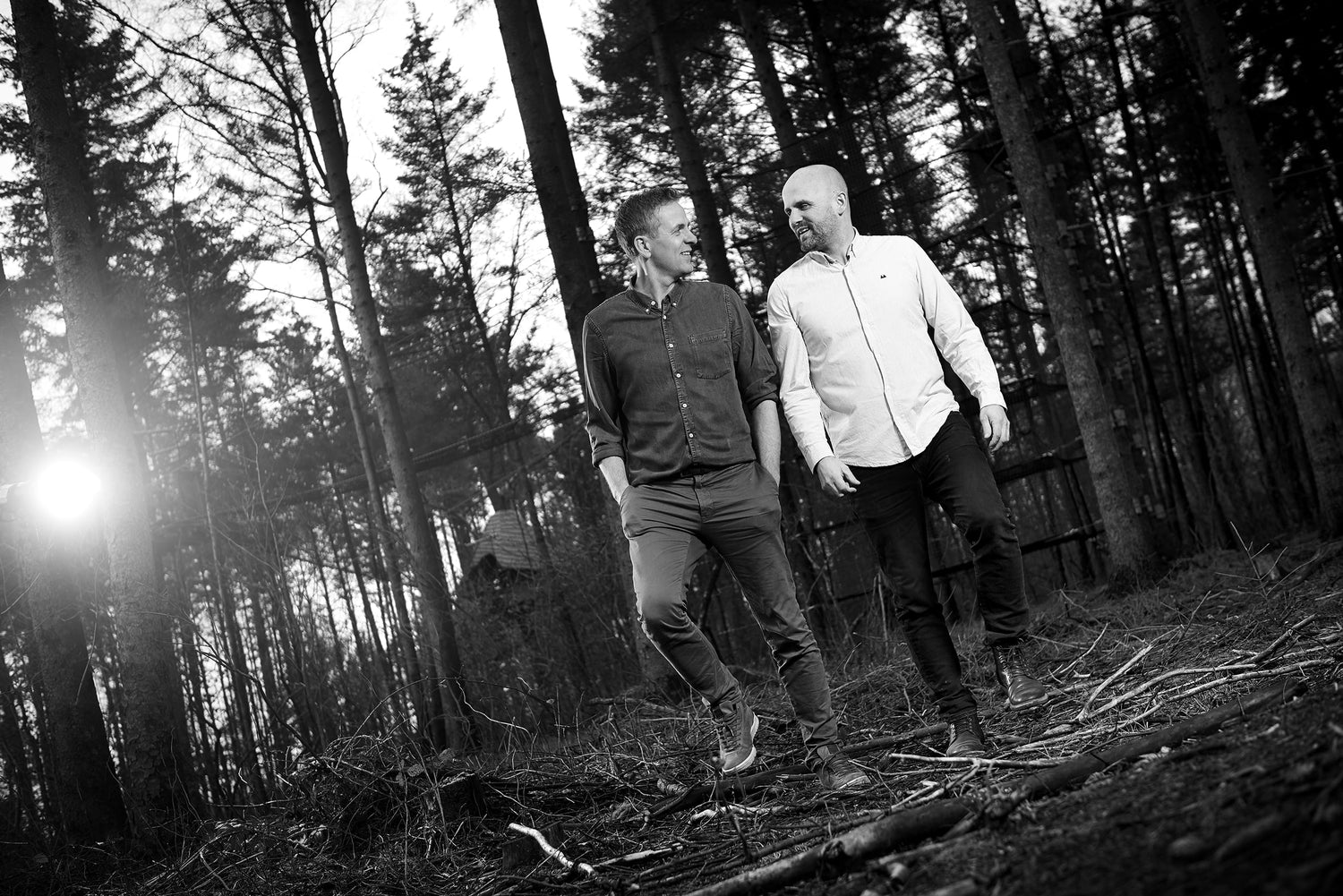 Brødrene Hindhede går i skoven sammen i WOW PARK og kigger på hinanden