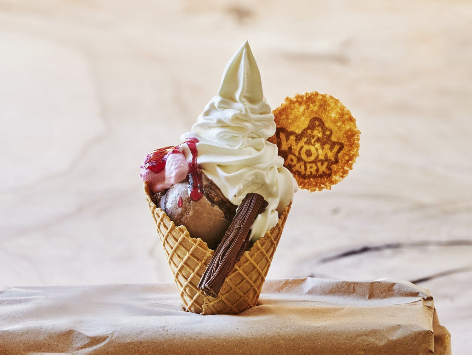 Ein leckerer WOW PARK Waffeleisbecher mit verschiedenen Kugeln.