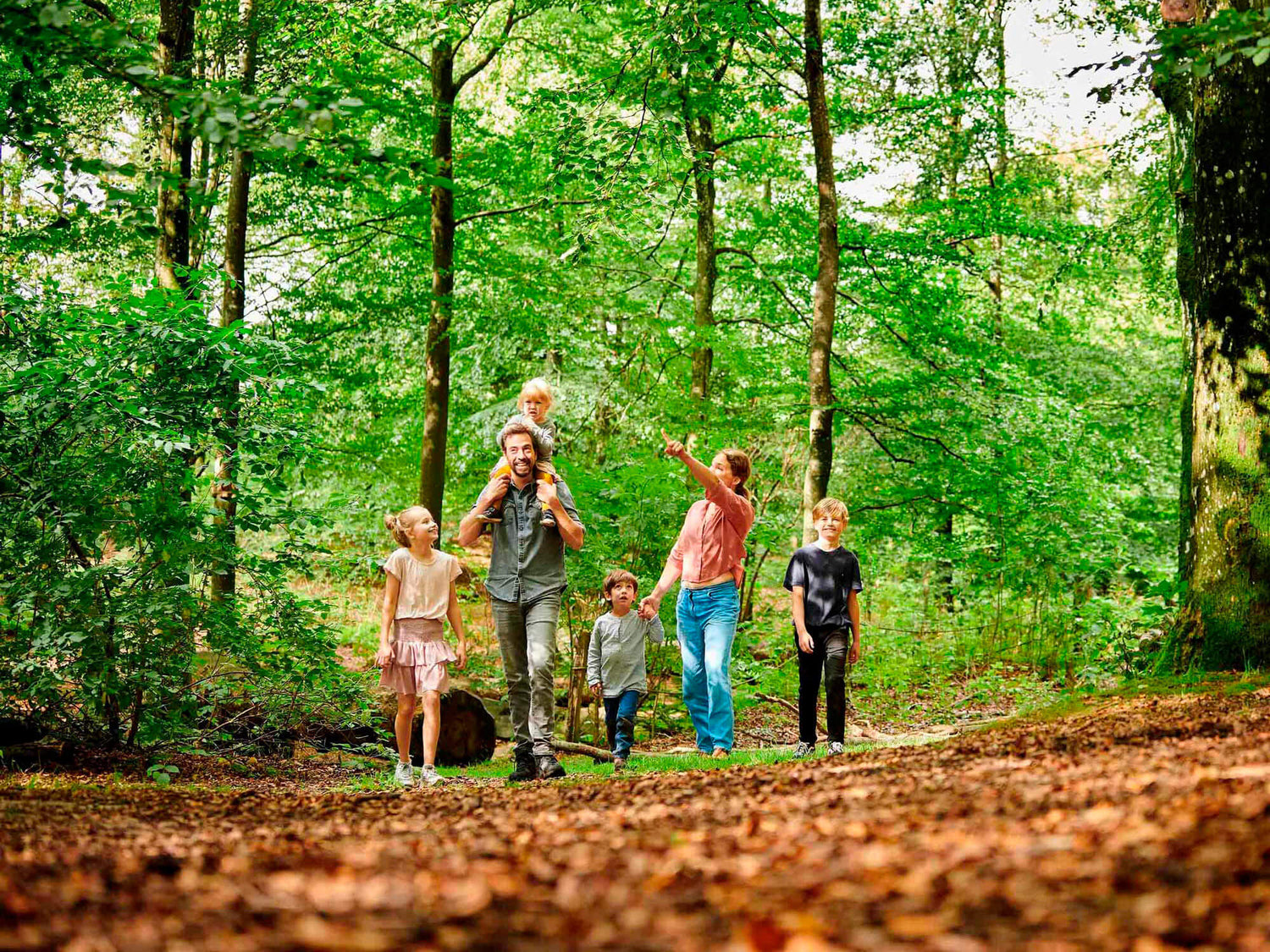 Familie hygger sig i skoven