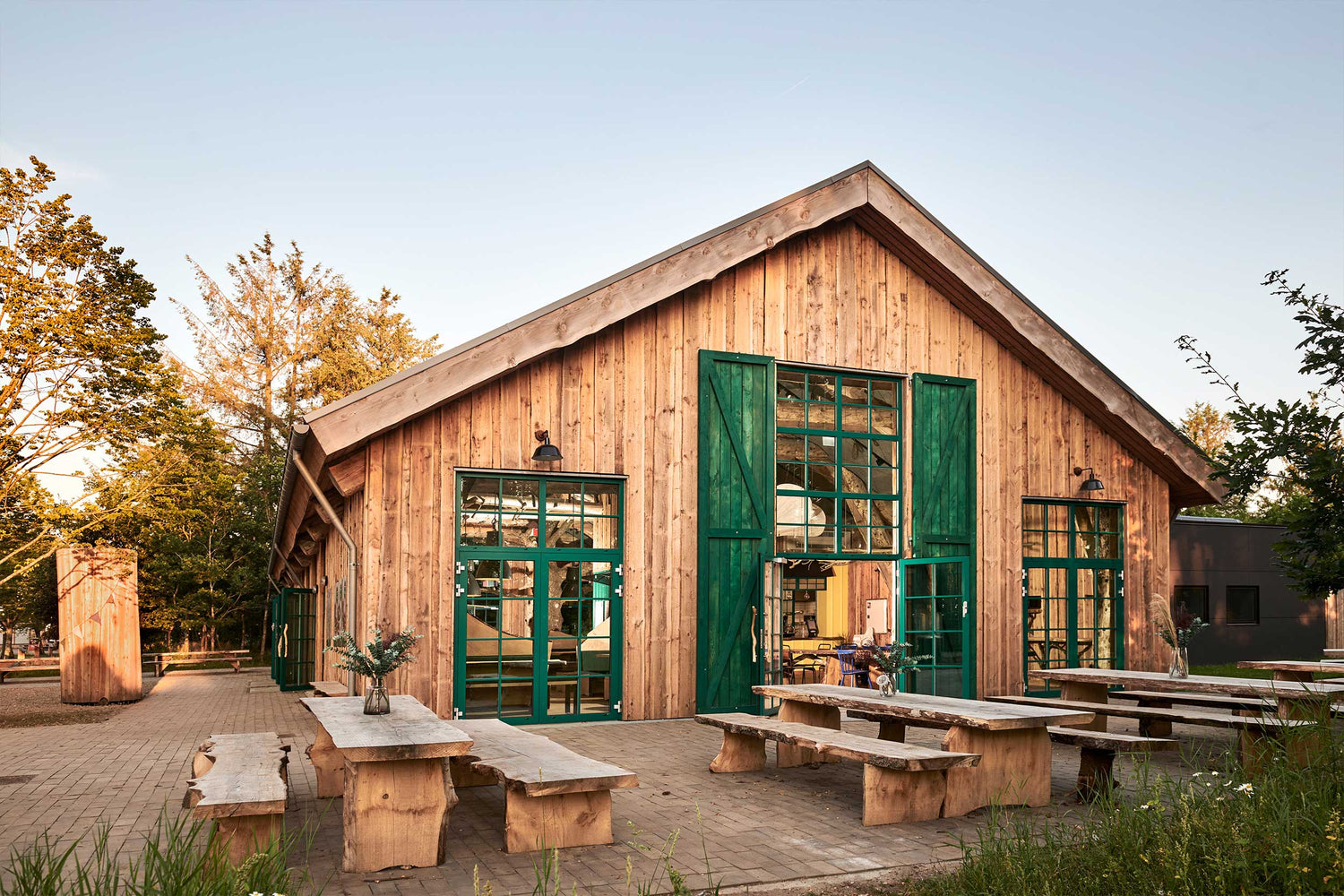 The food court Madladen in WOW PARK Billund, which is a beautiful wooden house.