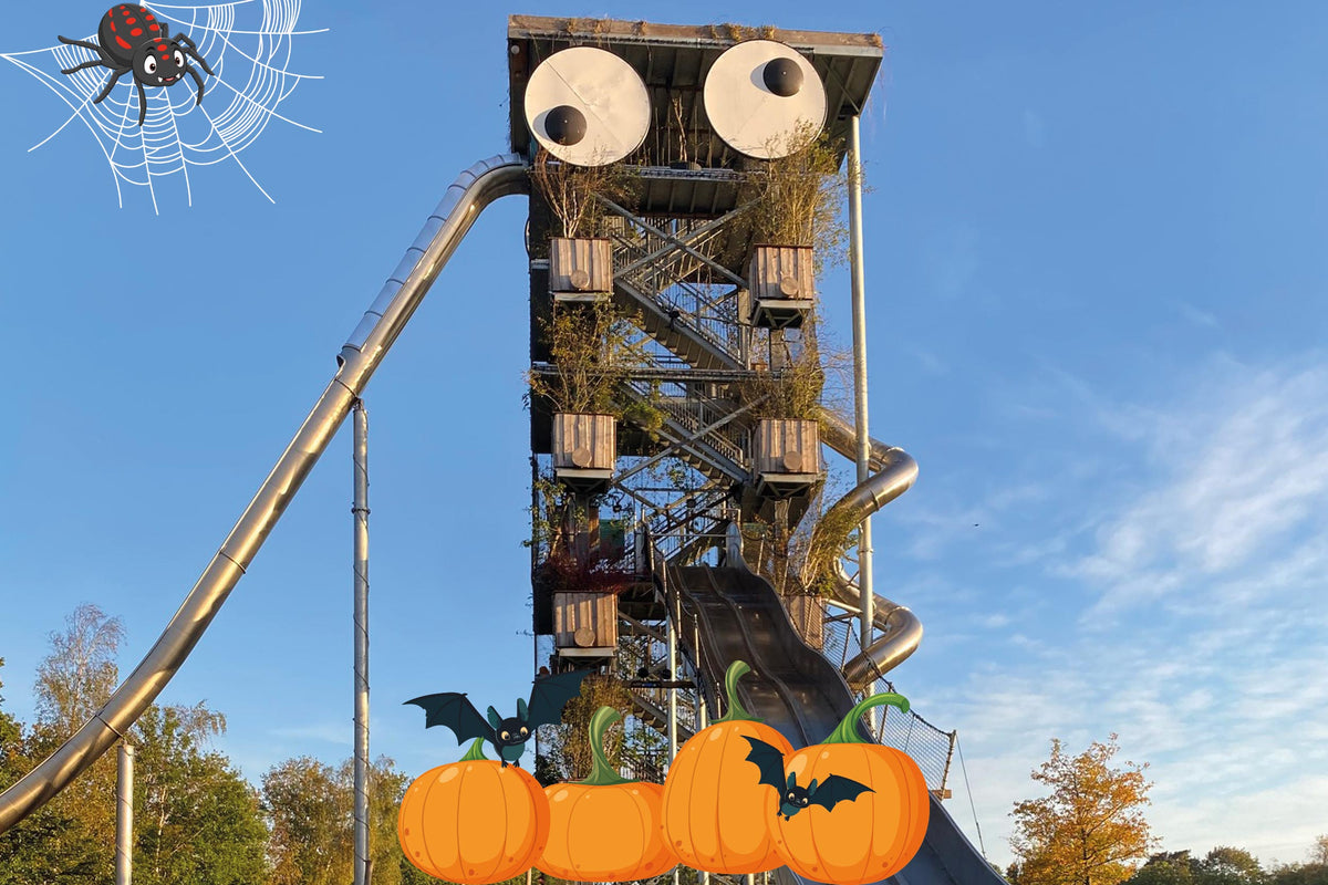 DER GIGANT in WOW PARK Billund mit Kürbissen, Fledermäusen und einer Spinne dekoriert.