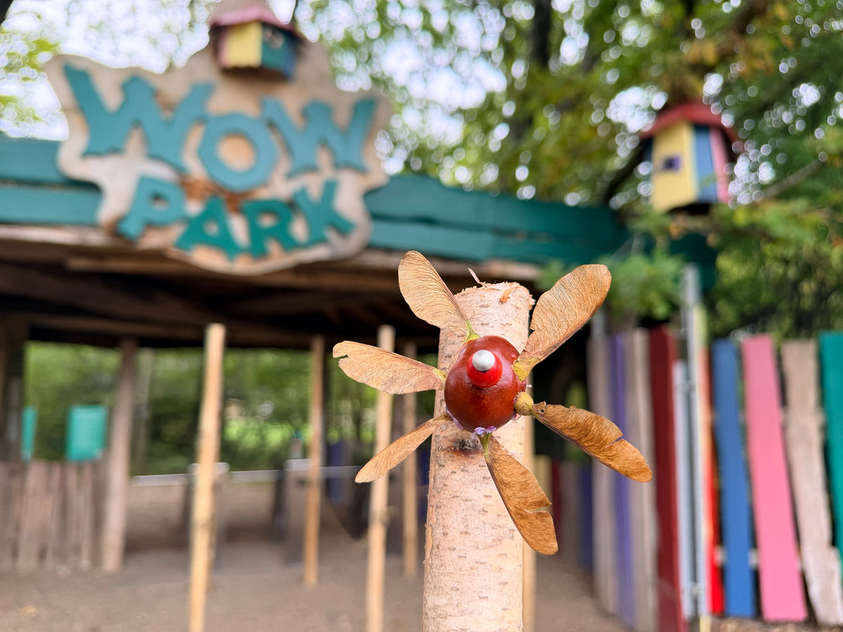 Man sieht eine Kastanienmühle aus Holz. Diese kann man im WOW PARK in den Herbstferien basteln.