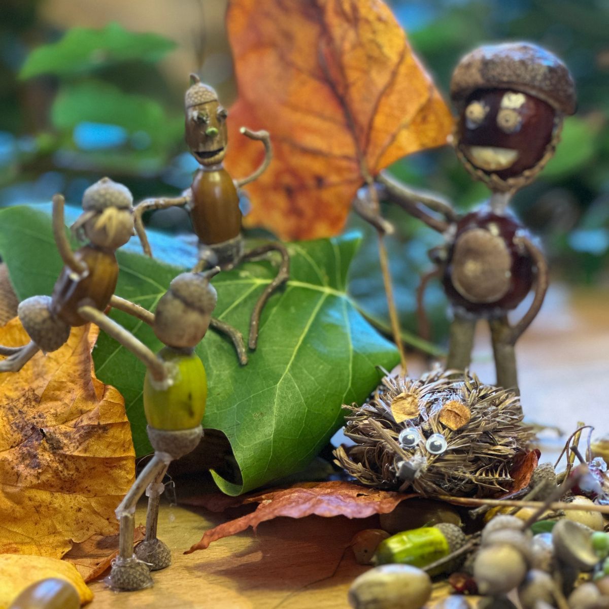 Figuren auf einem Tisch, gestaltet aus Naturmaterialien.
