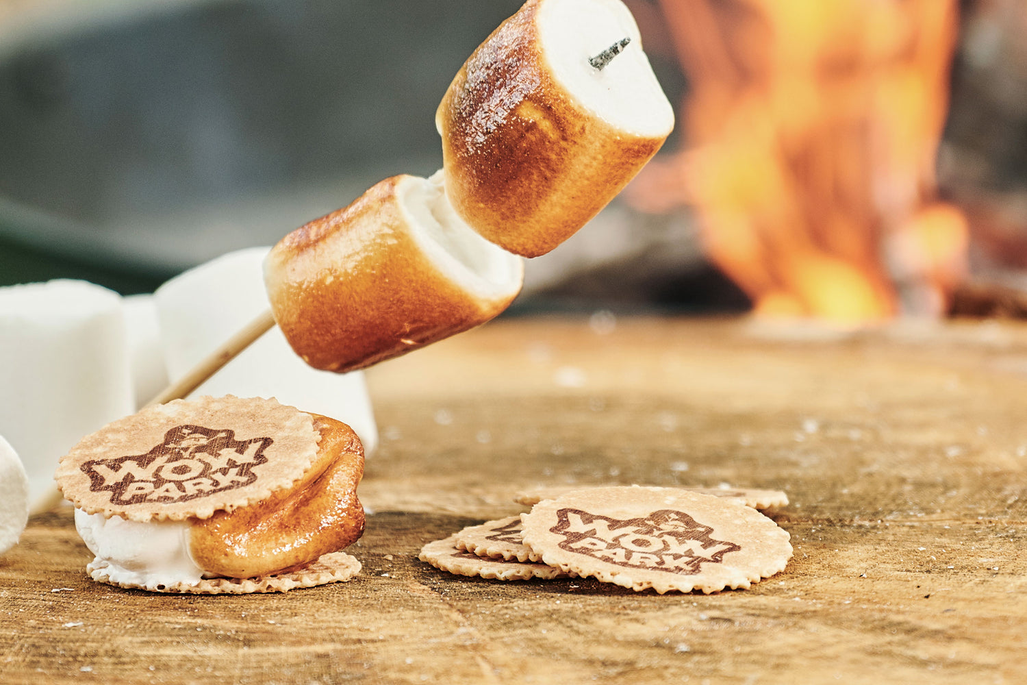 Es werden S'mores an einer Feuerstelle zubereitet
