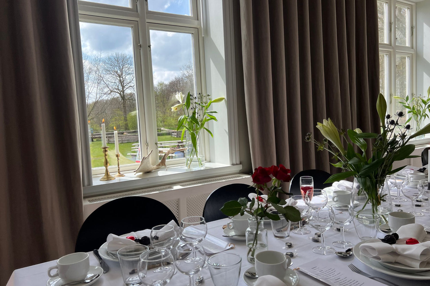 Beautiful table setup at WOW PARK Skjern. You can also see out into the park through a window.