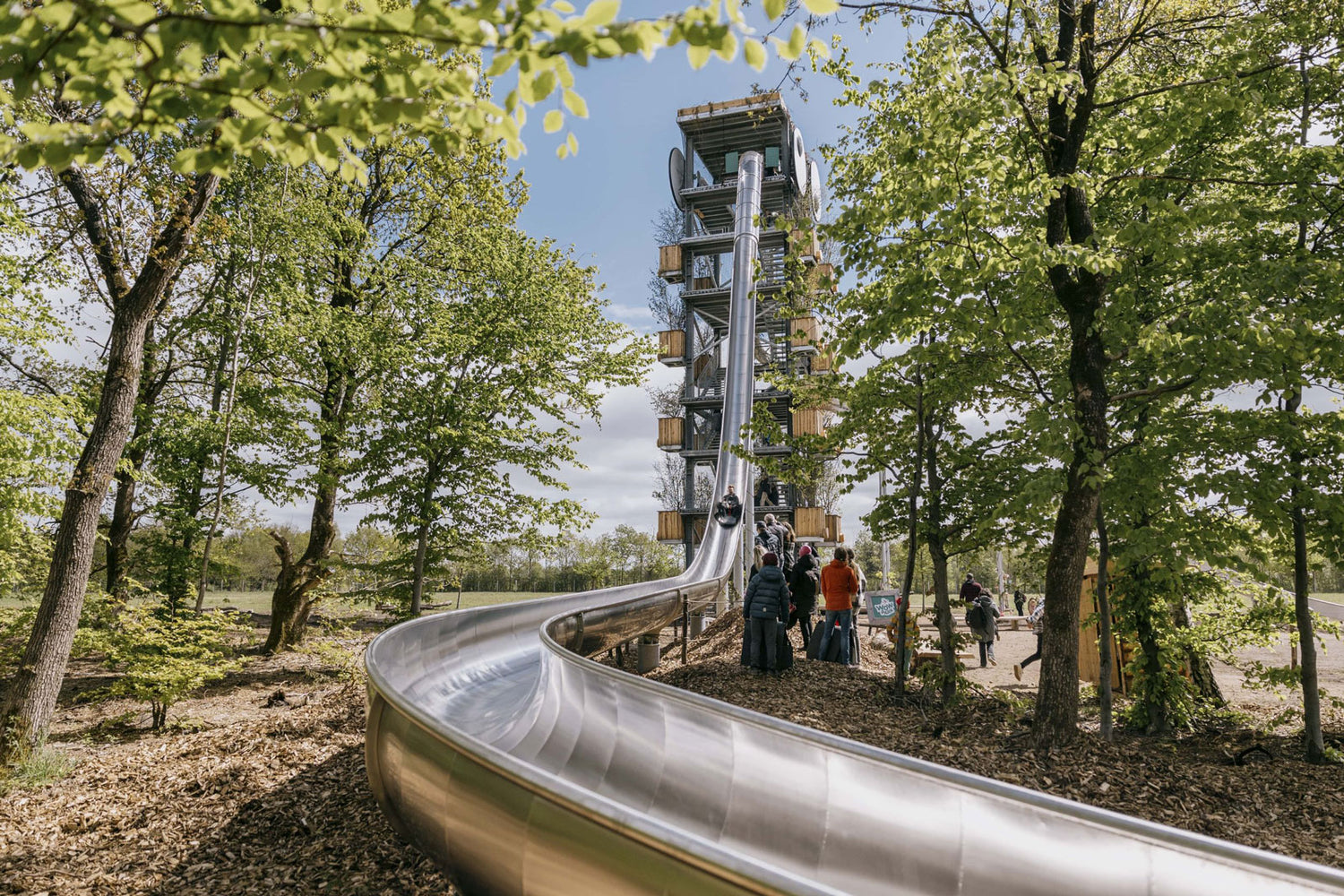 GIGANTEN i WOW PARK Billund med en person, som er på vej ned i LYNET