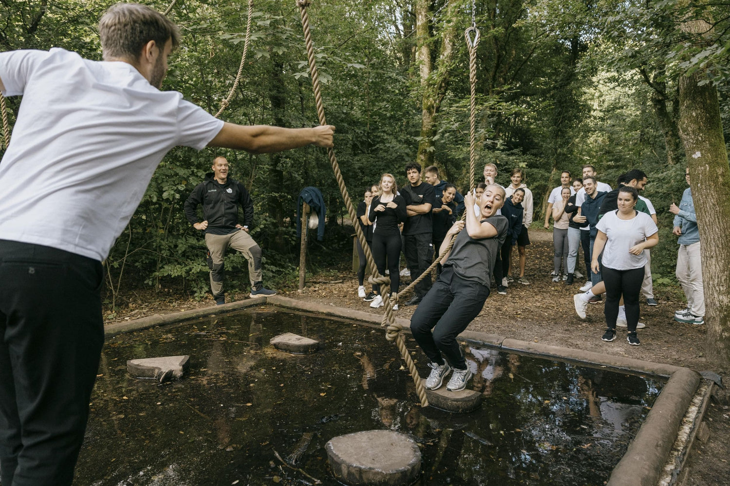 Et firma i gang med sjov teambuilding i WOW PARK