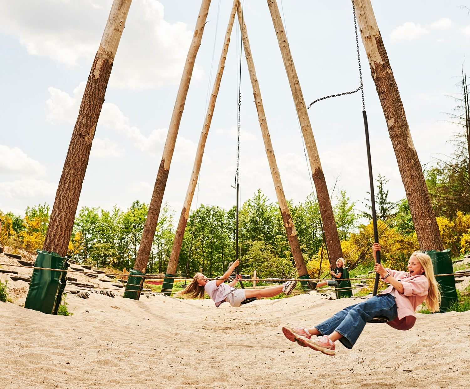 Glade børn leger i kæmpeslynger i WOW PARK.