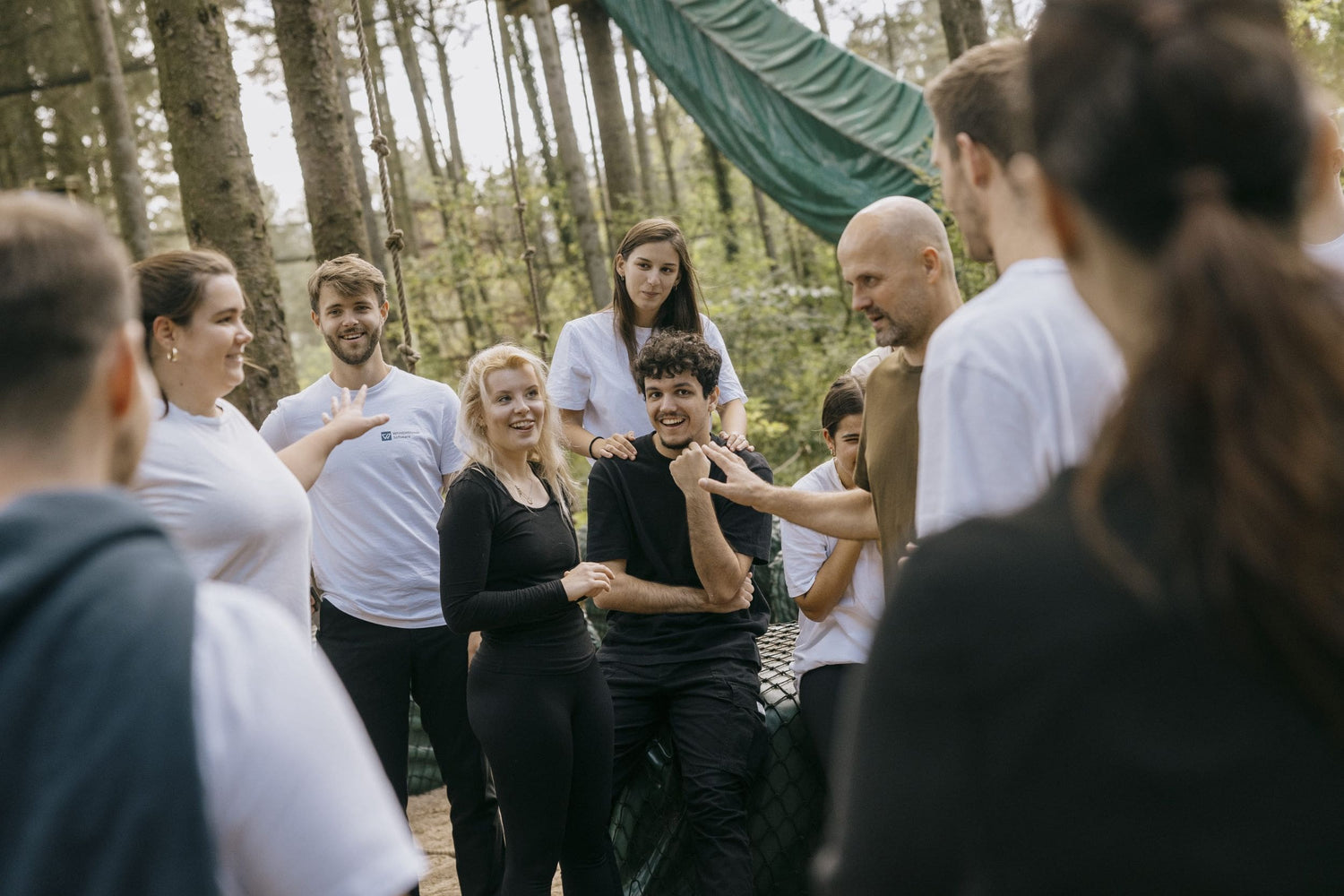 Aage Hindhede er i gang med at instruere en firmagruppe ifm. teambuilding i skoven