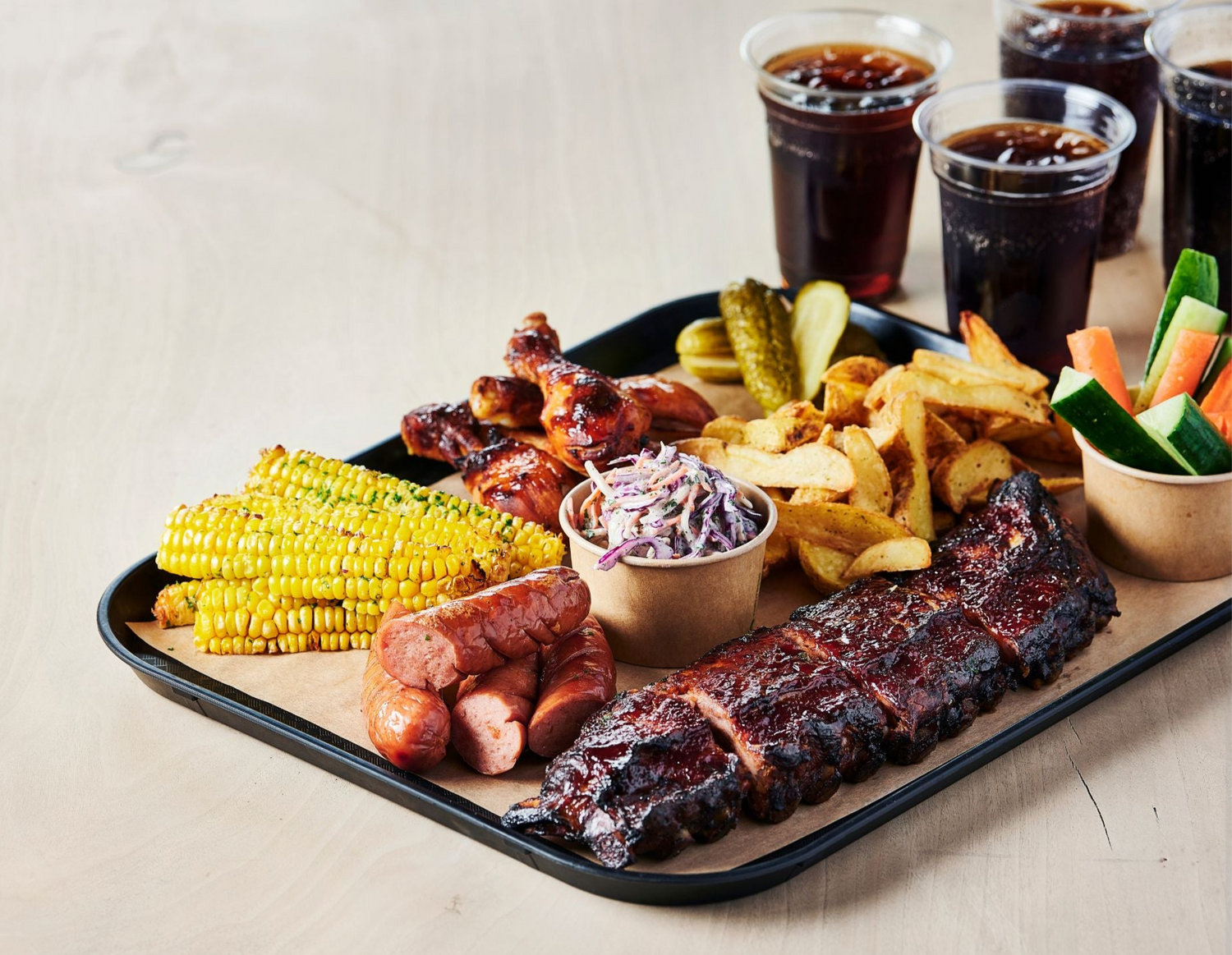 Eine Sharing Plate, die man im Madladen im WOW PARK Billund kaufen kann. Darauf befindet sich verschiedenes leckeres Essen.