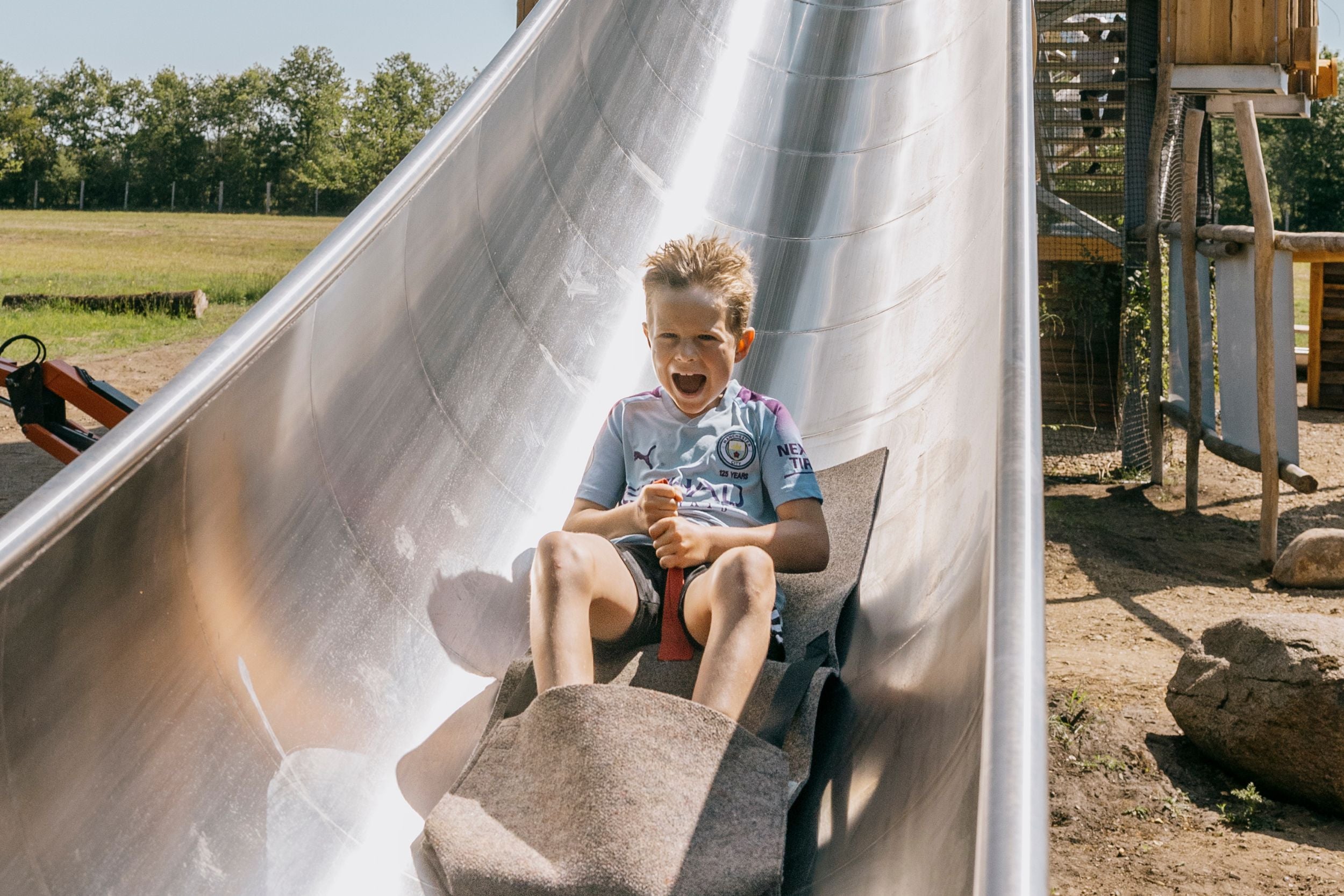 En dreng på vej ned ad rutsjebanen LYNET i WOW PARK Billund