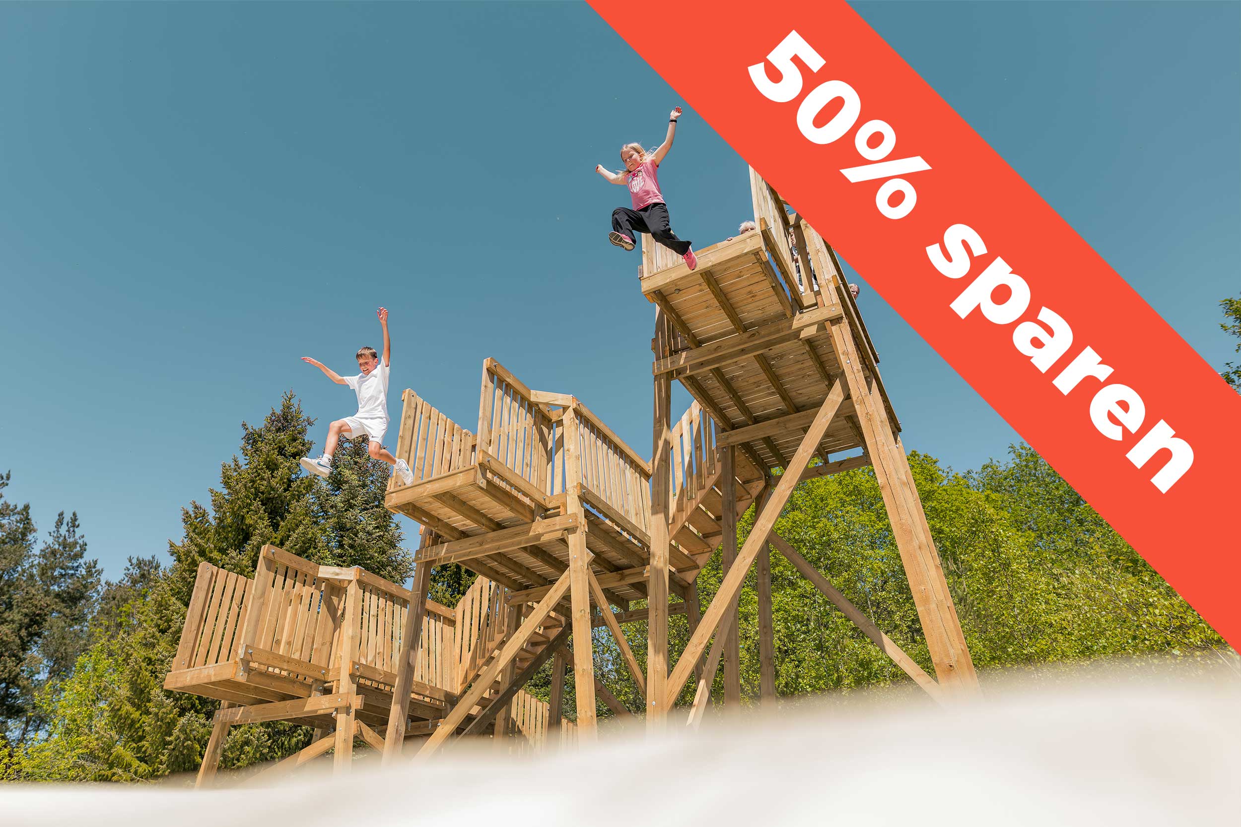 Kinder, die von Türmen im Fyns Sommerland springen.