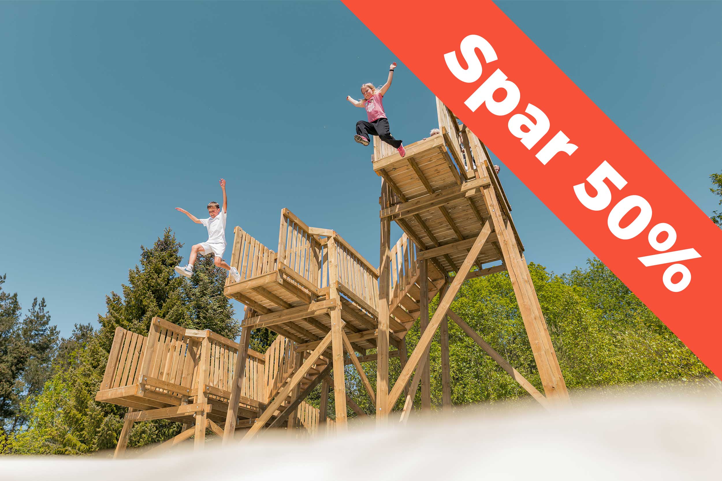 Børn springer ud fra et tårn i Fyns Sommerland.