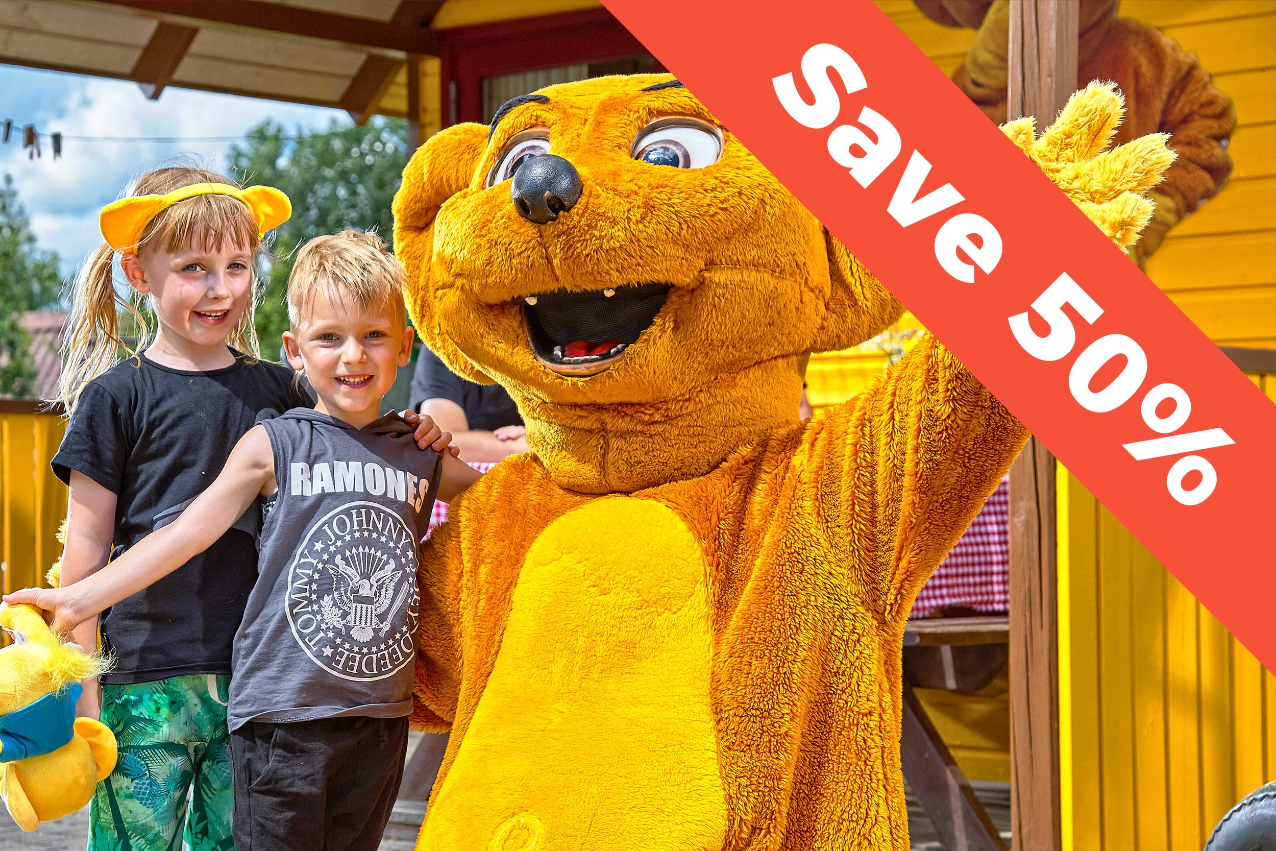 A mascot and happy children in Jesperhus Feriepark.