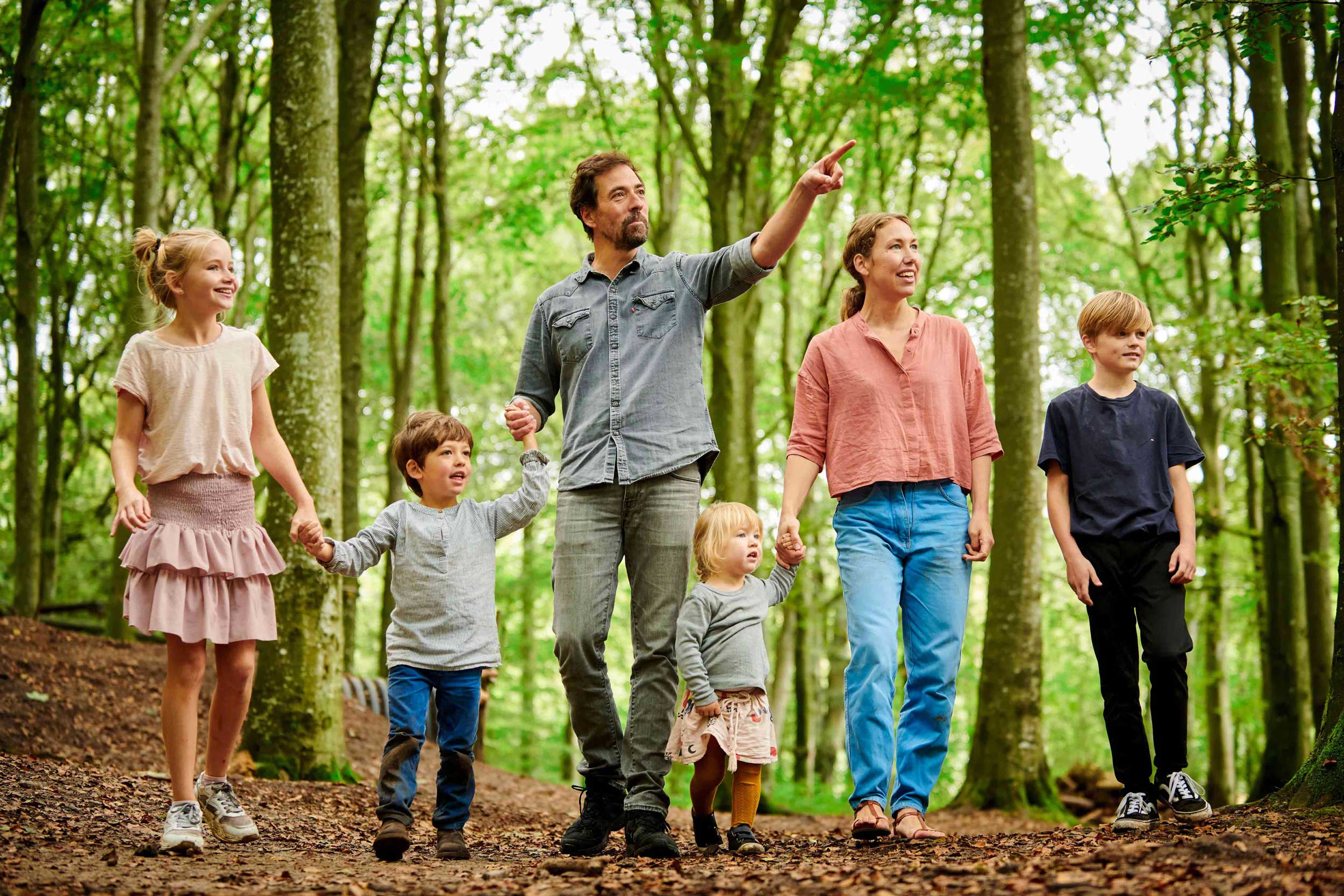 En helt familie på tur i WOW PARK Skjern. De har fået øje på et eller andet.