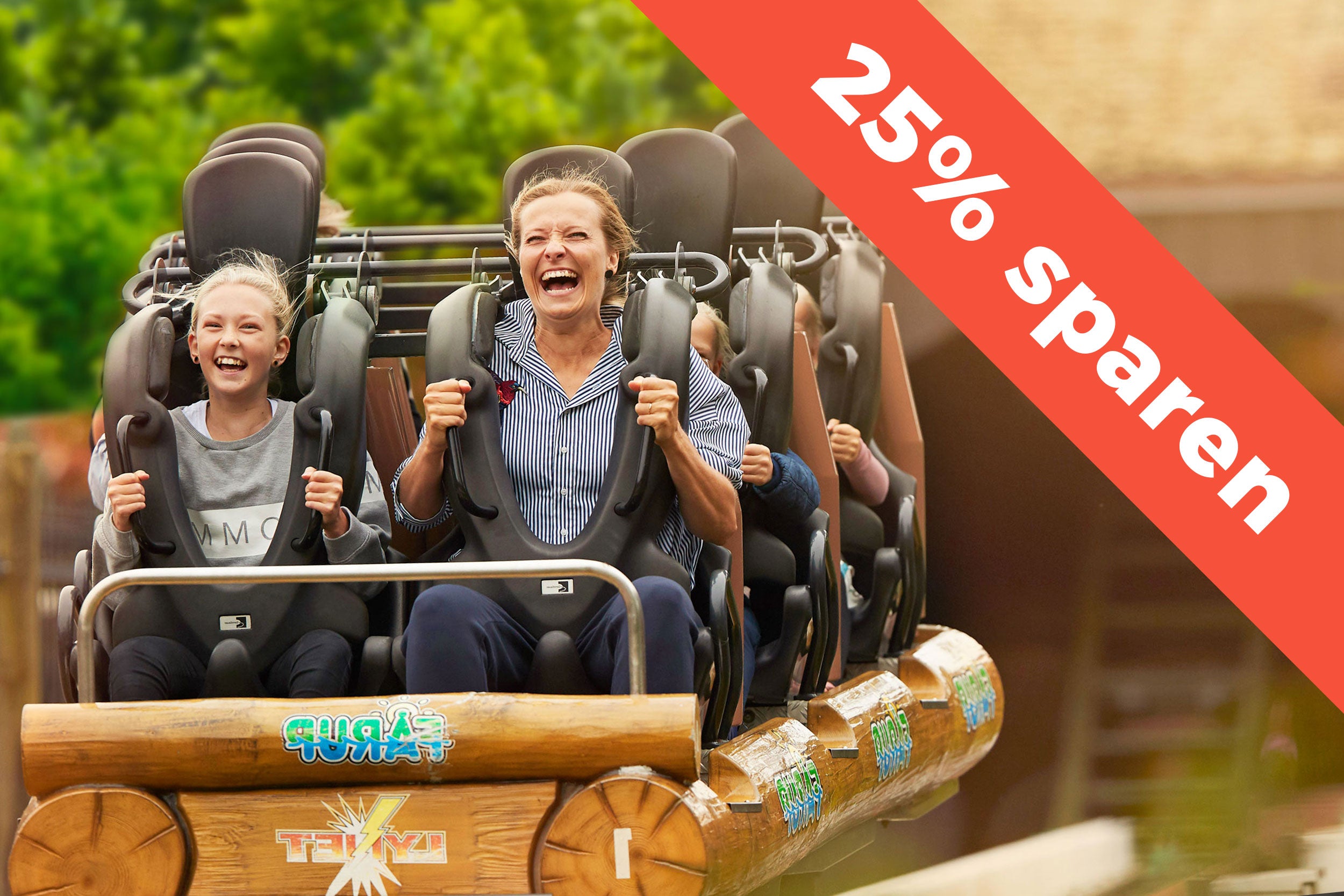 Eine Frau und ein Kind haben Spaß in einem Freizeitpark in Faarup Sommerland.