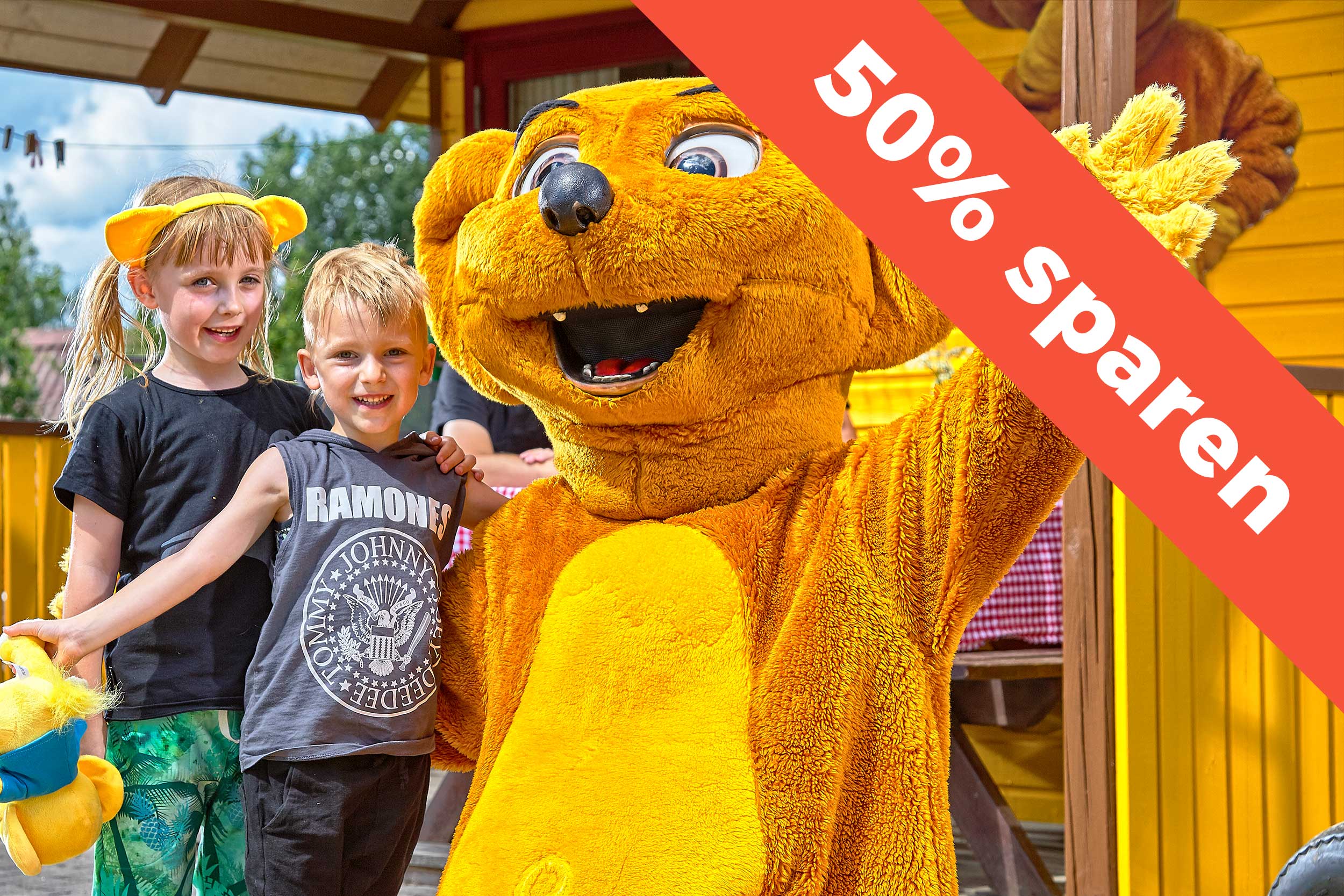 Ein Maskottchen hat Spaß mit zwei Kindern im Jesperhus Ferienpark.